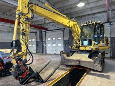 Wheeled excavator Komatsu PW148