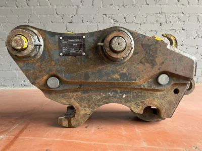 Komatsu PW160-11 hydraulic quick coupler