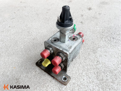 Bobcat E85 shuttle valve